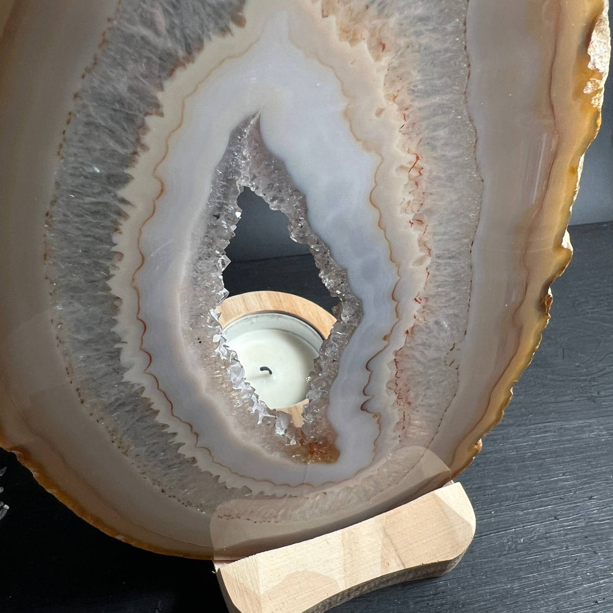 Seitenansicht der Achatscheibe im Holzhalter mit Teelicht dahinter | Kerzenhalter | Happy Minerals
