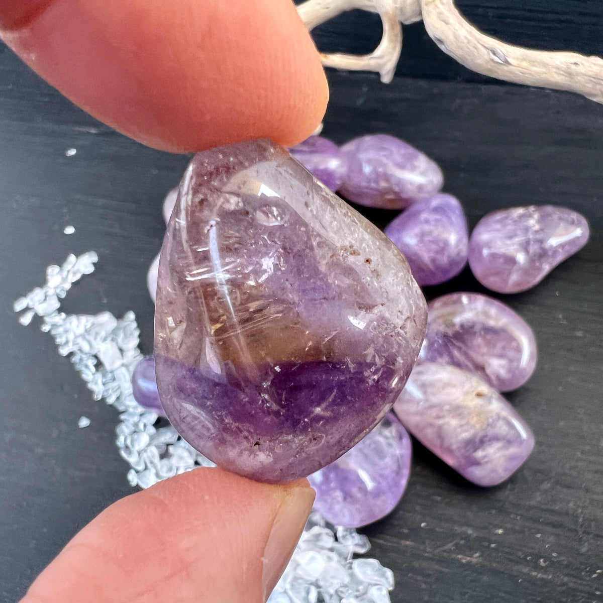 Ametrin Trommelsteine, Nahaufnahme | Happy Minerals
