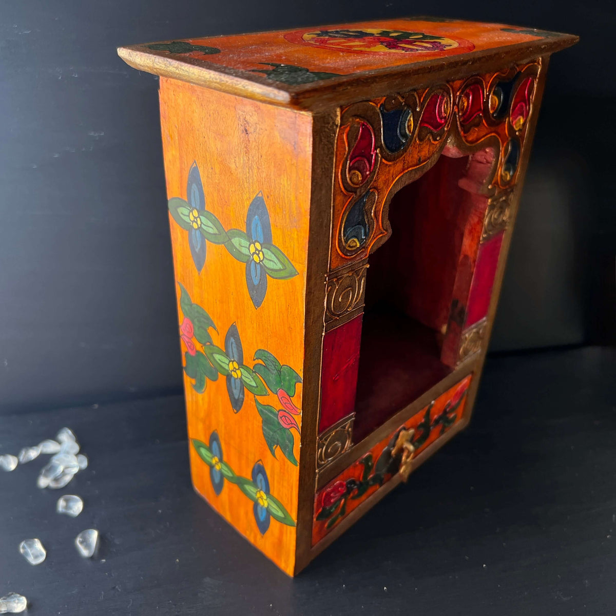 Holzaltar aus Nepal 21cm | Handbemalter Altar für Kristalle und Buddhas