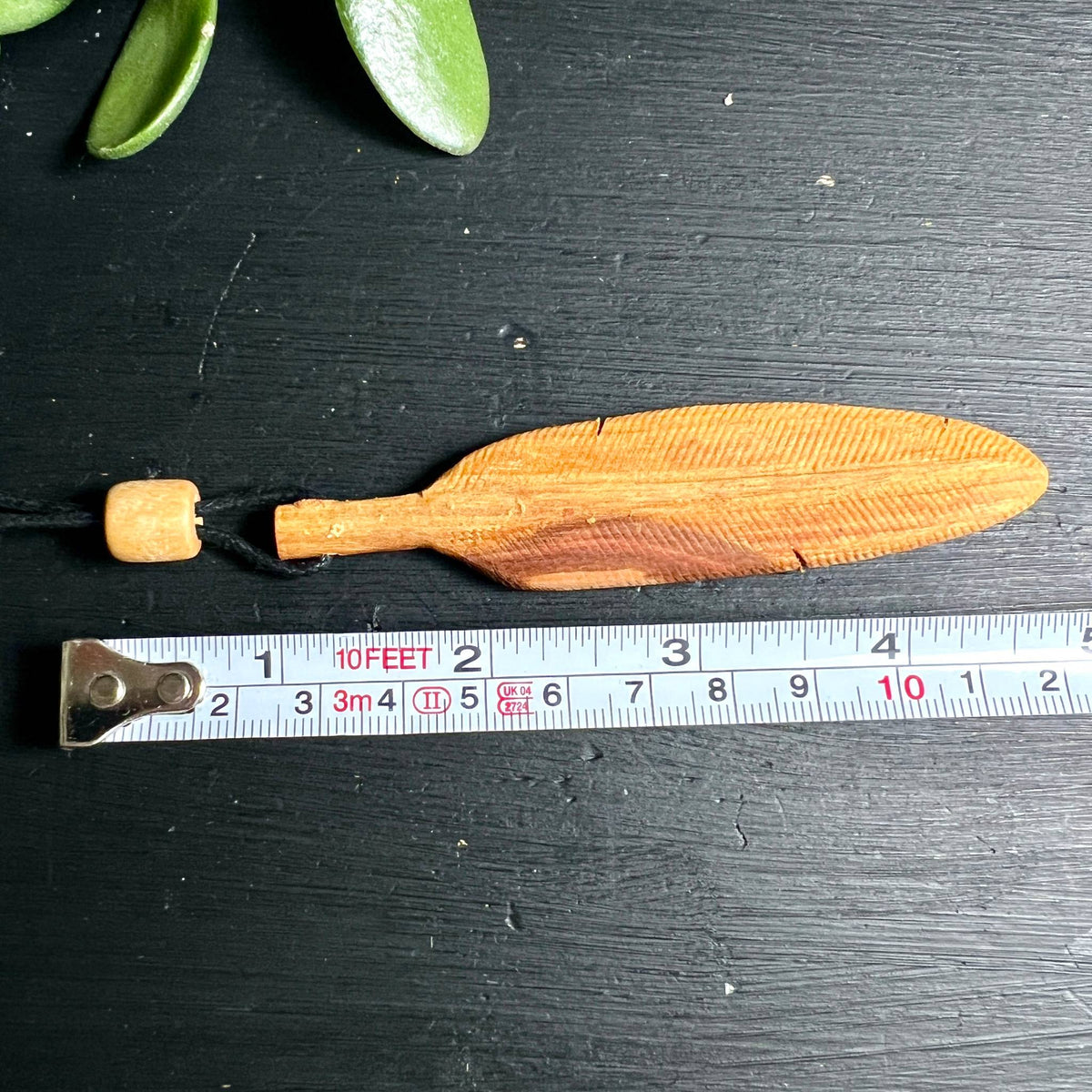 Palo Santo Feder Anhänger ca. 9 cm mit Maßband | handgeschnitztes Holz Detail | Happy Minerals