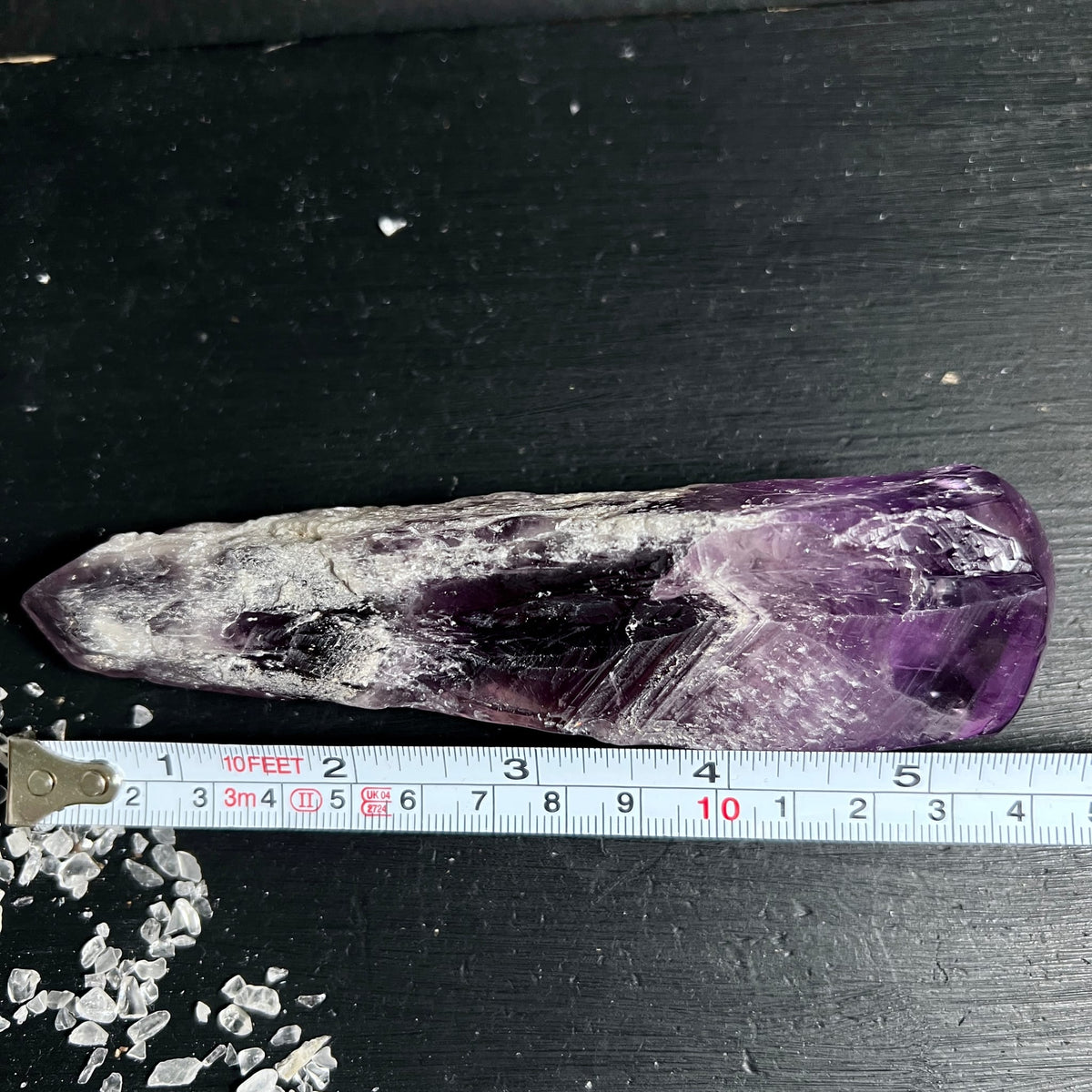 Amethyst Wand mit Maßband | Größenvergleich Unikat | violetter Naturstein Griffel | Happy Minerals