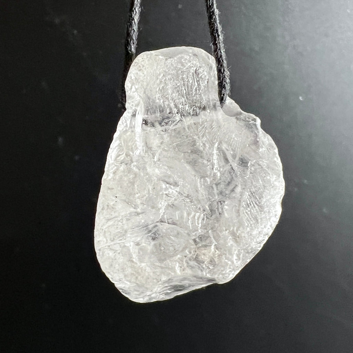 Bergkristall Anhaenger roh, transparent-milchig mit facettierten Bruchflaechen und Glanzlichtern | Happy Minerals