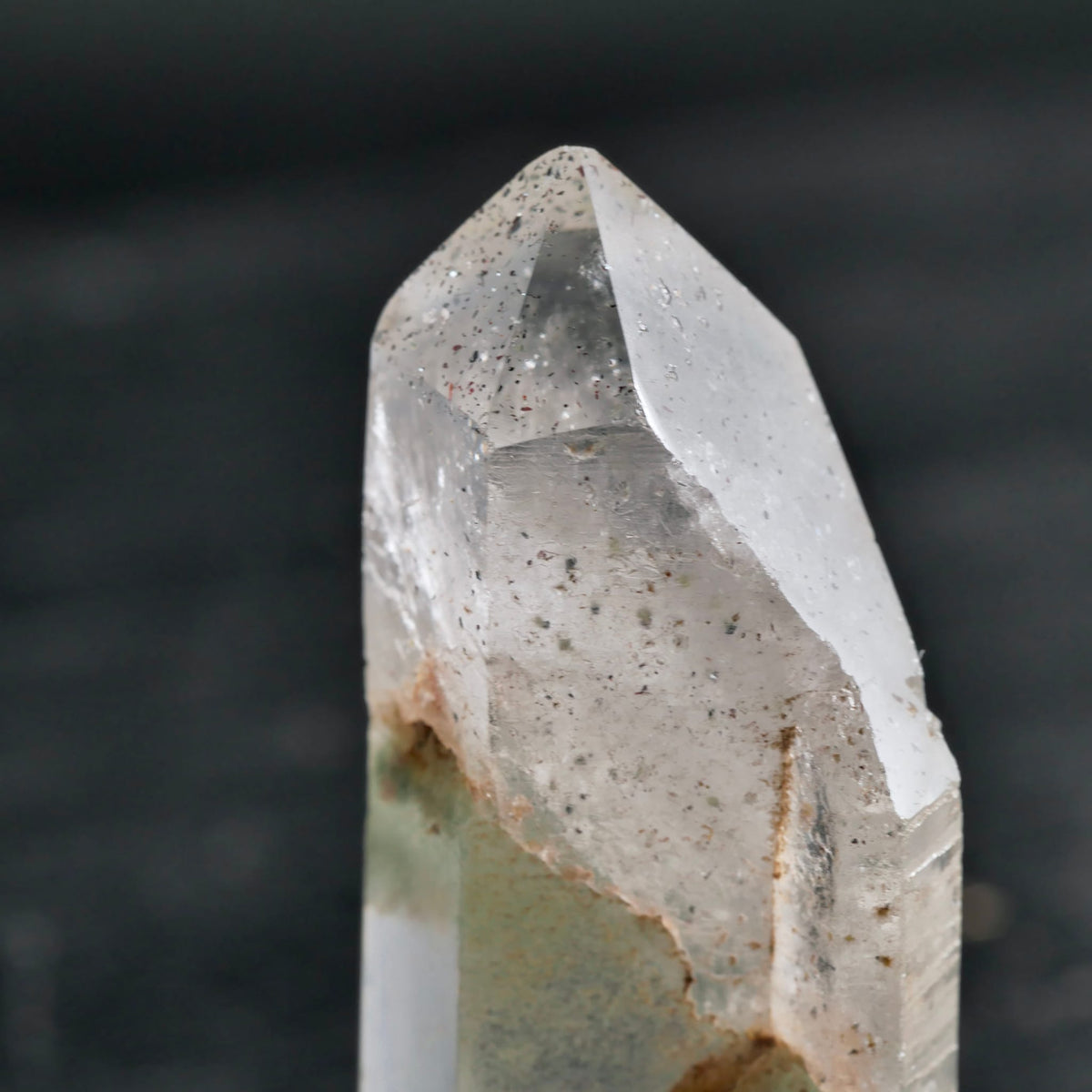 Bergkristall | Nahaufnahme Kristallspitze | changierende Flächen | Madagaskar | Tantric Twin | Happy Minerals