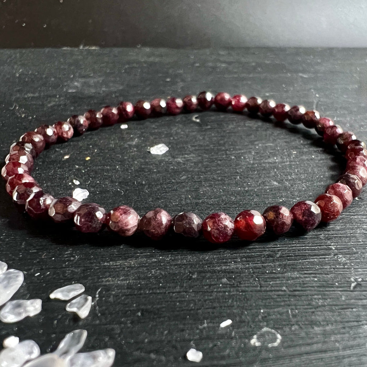 Granat Armband | Almandin glänzend | facettierte Kugeln 4mm | Madagaskar Unikat | Happy Minerals