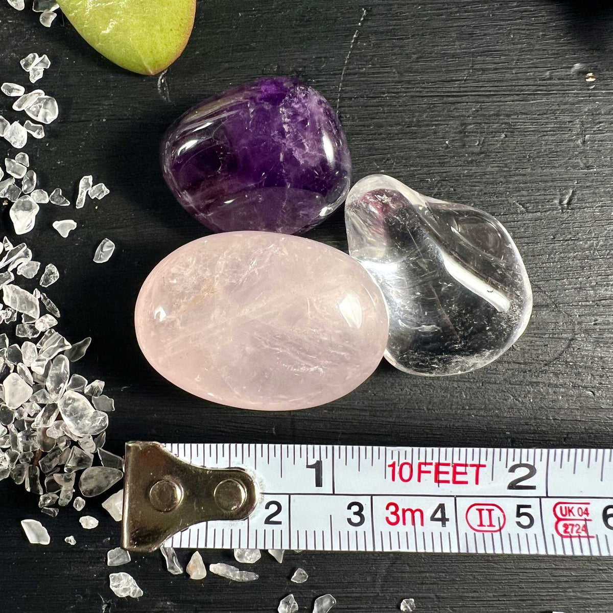 Drei Heilsteine Trommelsteine | Rosa Rosenquarz | Violett Amethyst | Klarer Bergkristall | Maßband | Happy Minerals