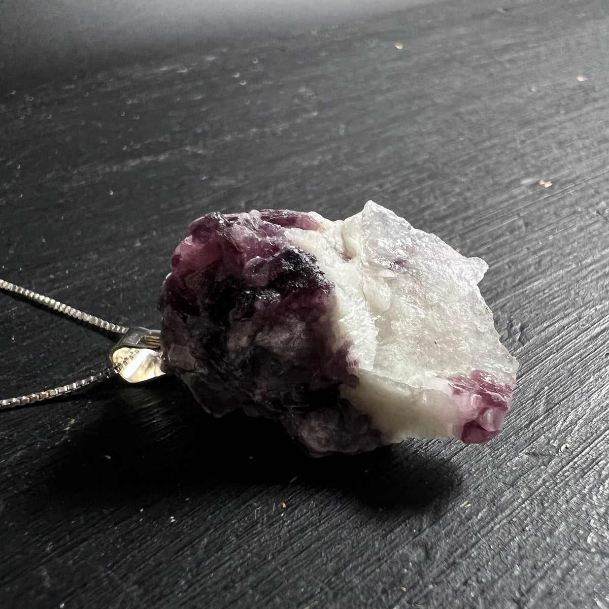 Lepidolith Anhaenger roh, violett-dunkle Glimmerschuppen neben milchig-weissem Quarz | Happy Minerals