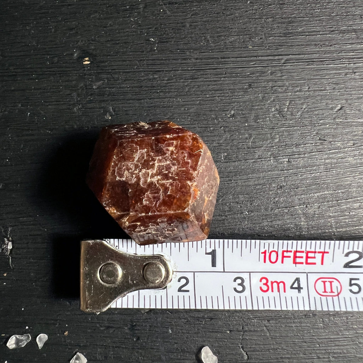 Mali Spessartin Granat | brauner Rohstein Größenvergleich | Zentimetermaß | natürliche Form | Happy Minerals