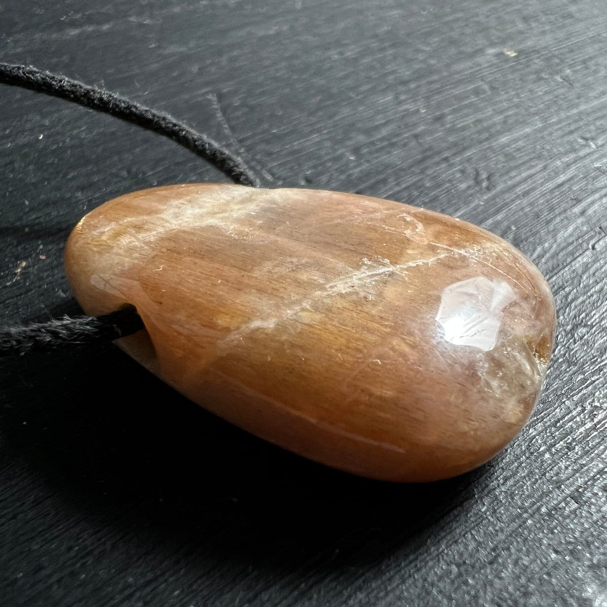 Mondstein Anhaenger in warmem Honigbraun, laenglich-ovale Form, glaspolierter Glanz mit feinen weissen Schlieren | Happy Minerals