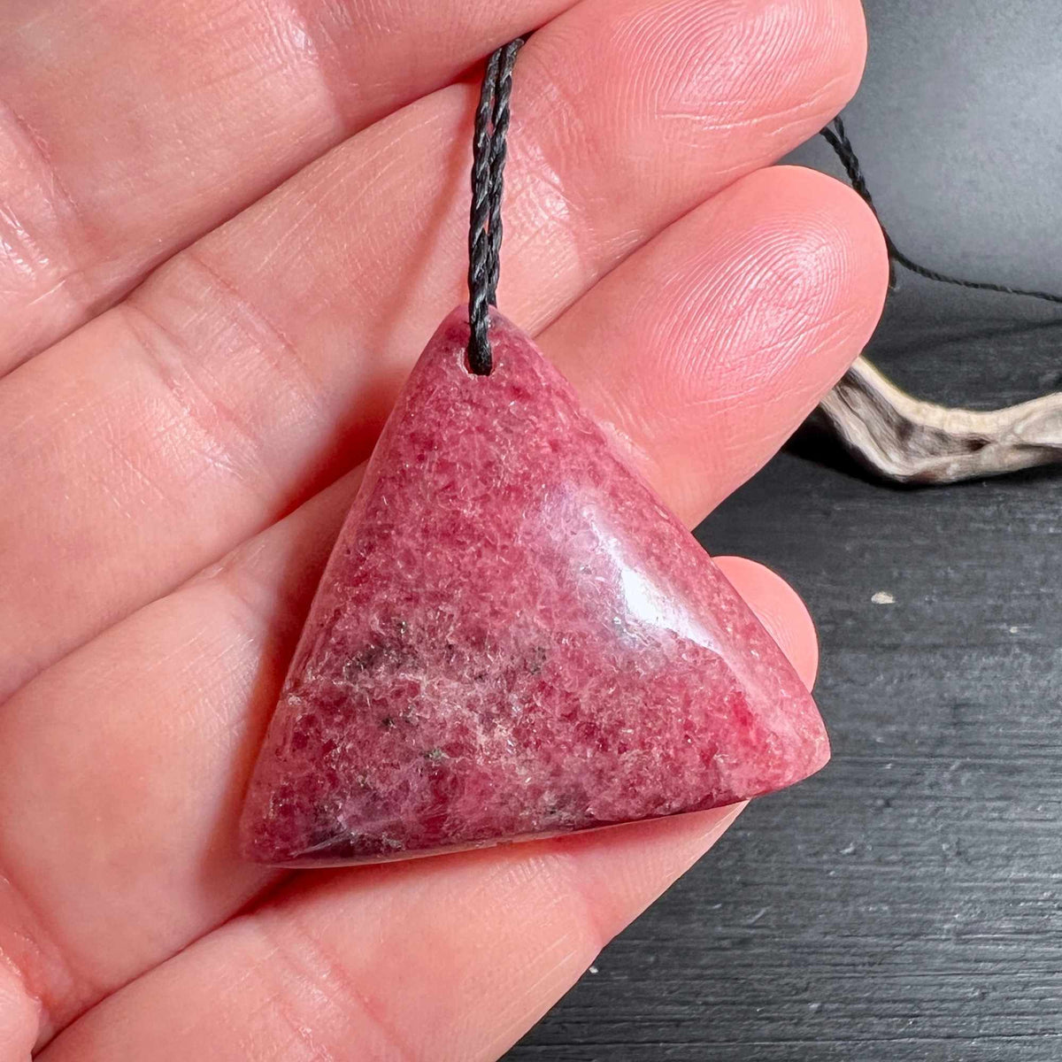 Rhodonit Anhänger, Symbol für Herzchakra und Mitgefühl | Happy Minerals