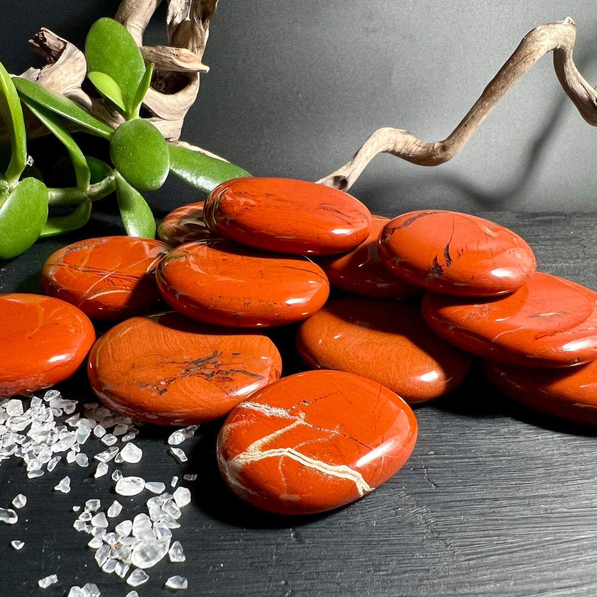 Roter Jaspis Palmstones mit Deko