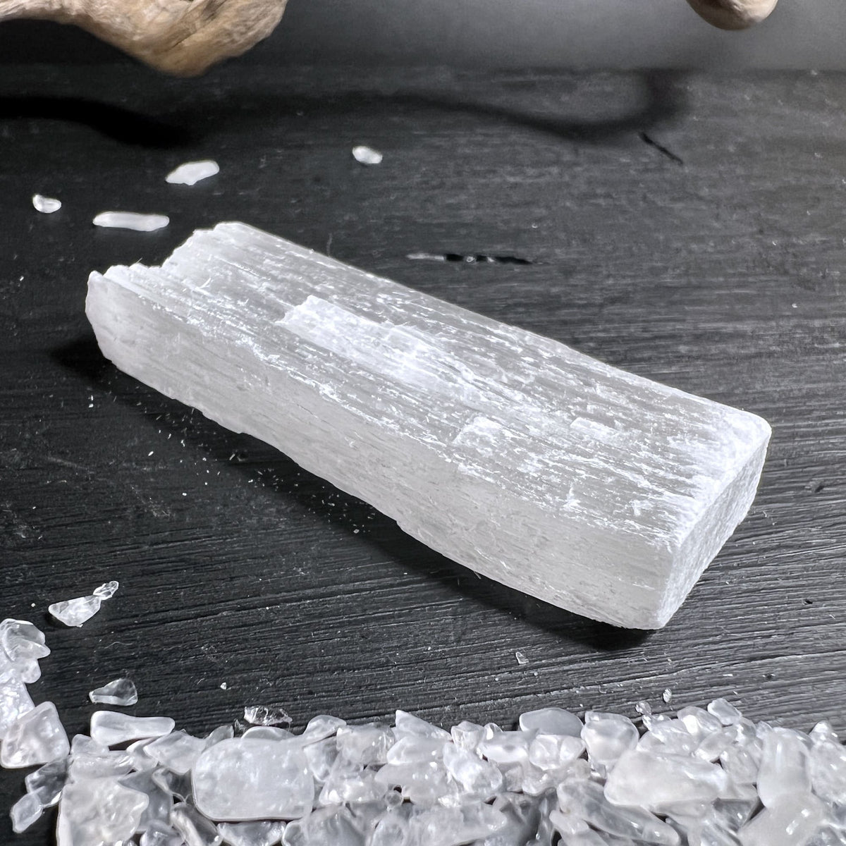 Detailaufnahme Selenitstab mit Lichtreflexen, reine Energie und Klarheit | Happy Minerals