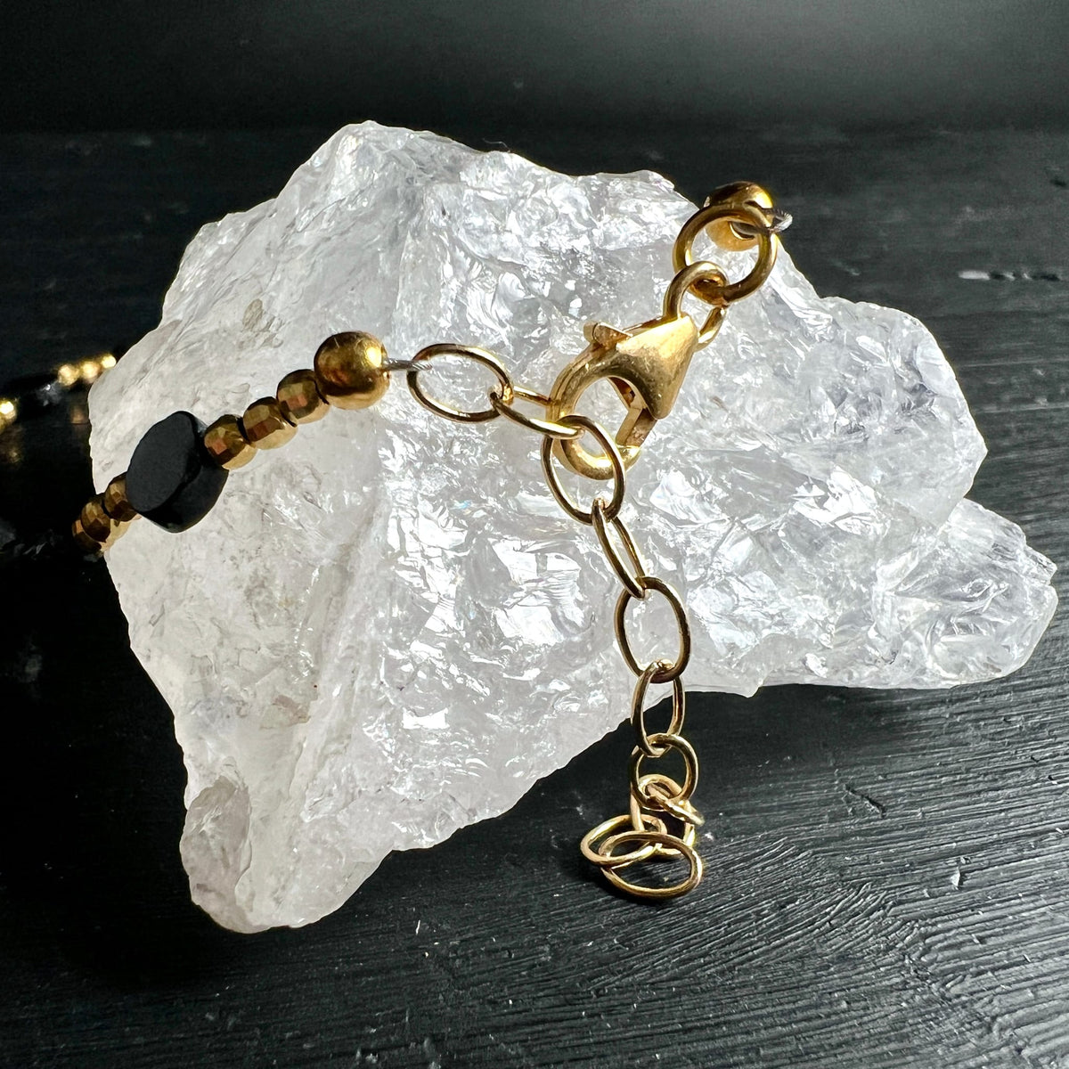 Spinell | Verschluss | goldener Karabiner | Bergkristall | Detail | Happy Minerals