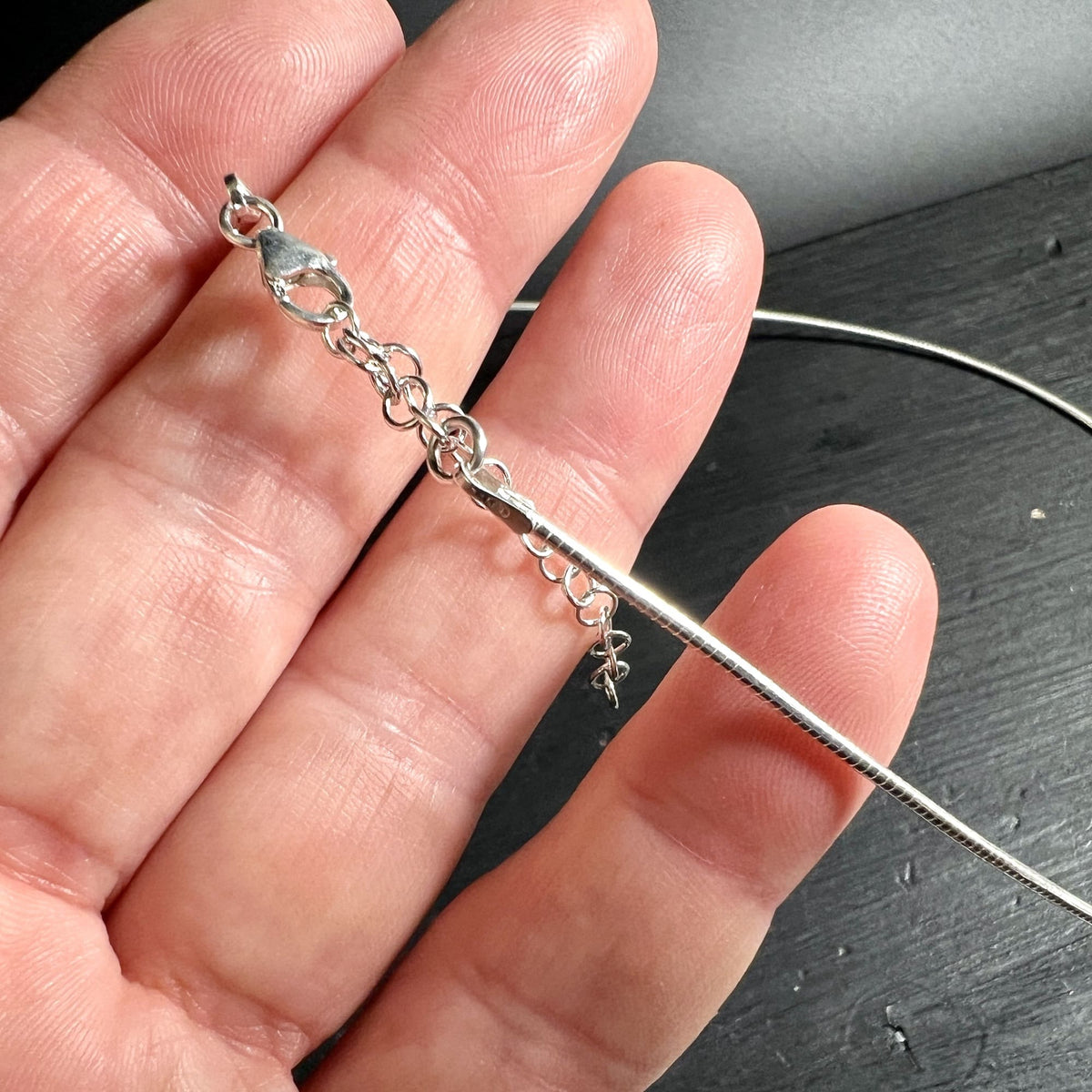 Detailansicht Omega Halsreif 925 Silber – in der Hand | Happy Minerals