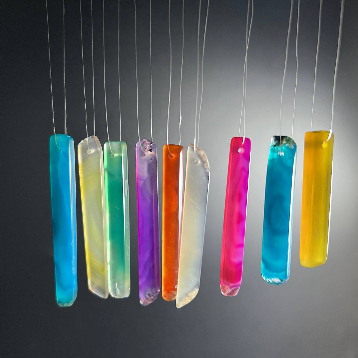 Nahaufnahme bunter Achat-Klangstäbe in Türkis, Lila, Orange und Pink | Klangspiel | Happy Minerals