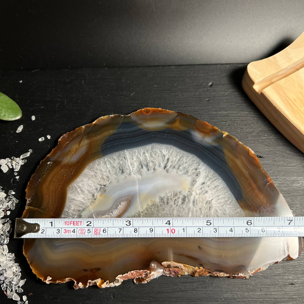 Achatscheibe 18 cm flach liegend mit Maßband neben Holzhalter | Größenvergleich | Happy Minerals