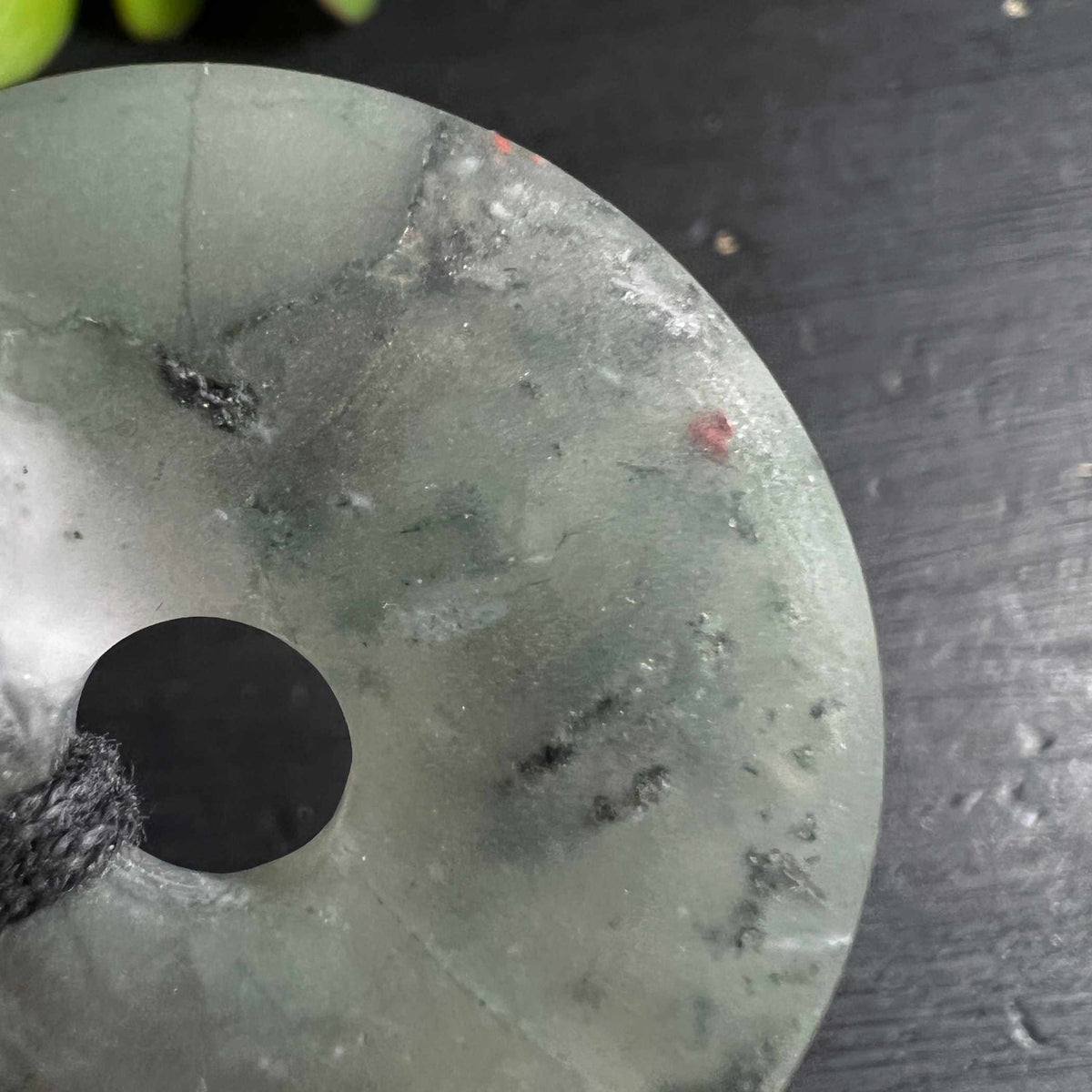 Heliotrop Donut Schmuck Anhänger | Nahaufnahme | Happy Minerals