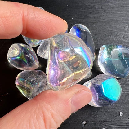 Angel Aura Quarz – mit Regenbogen in der Hand | Happy Minerals