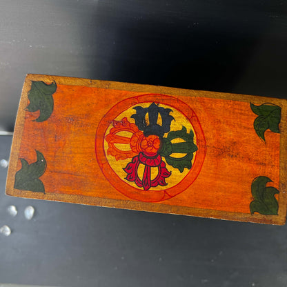 Holzaltar aus Nepal 21cm | Handbemalter Altar für Kristalle und Buddhas