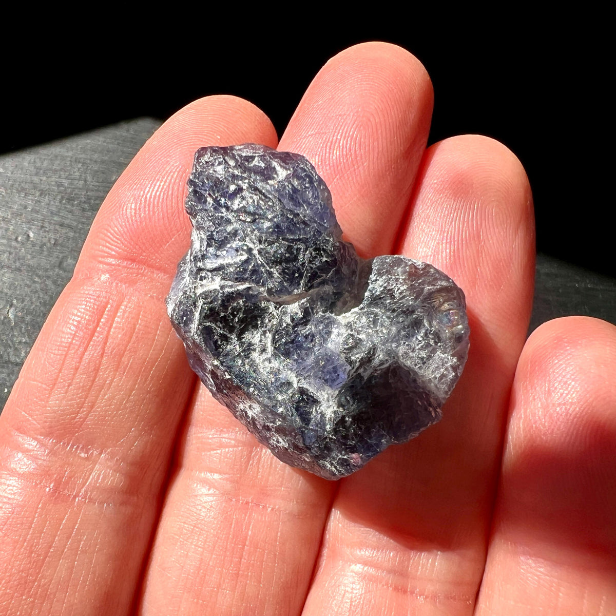Iolith Rohstein 33mm | Wassersaphir | roher Cordierit in der Hand | Happy Minerals