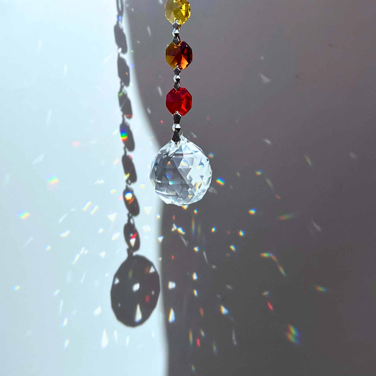 Detailaufnahme facettierte 3cm Lichtmomente: Jede Facette fängt das Sonnenlicht für dich ein.