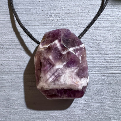 Lila-weißer Dream Amethyst Anhänger. | Happy Minerals