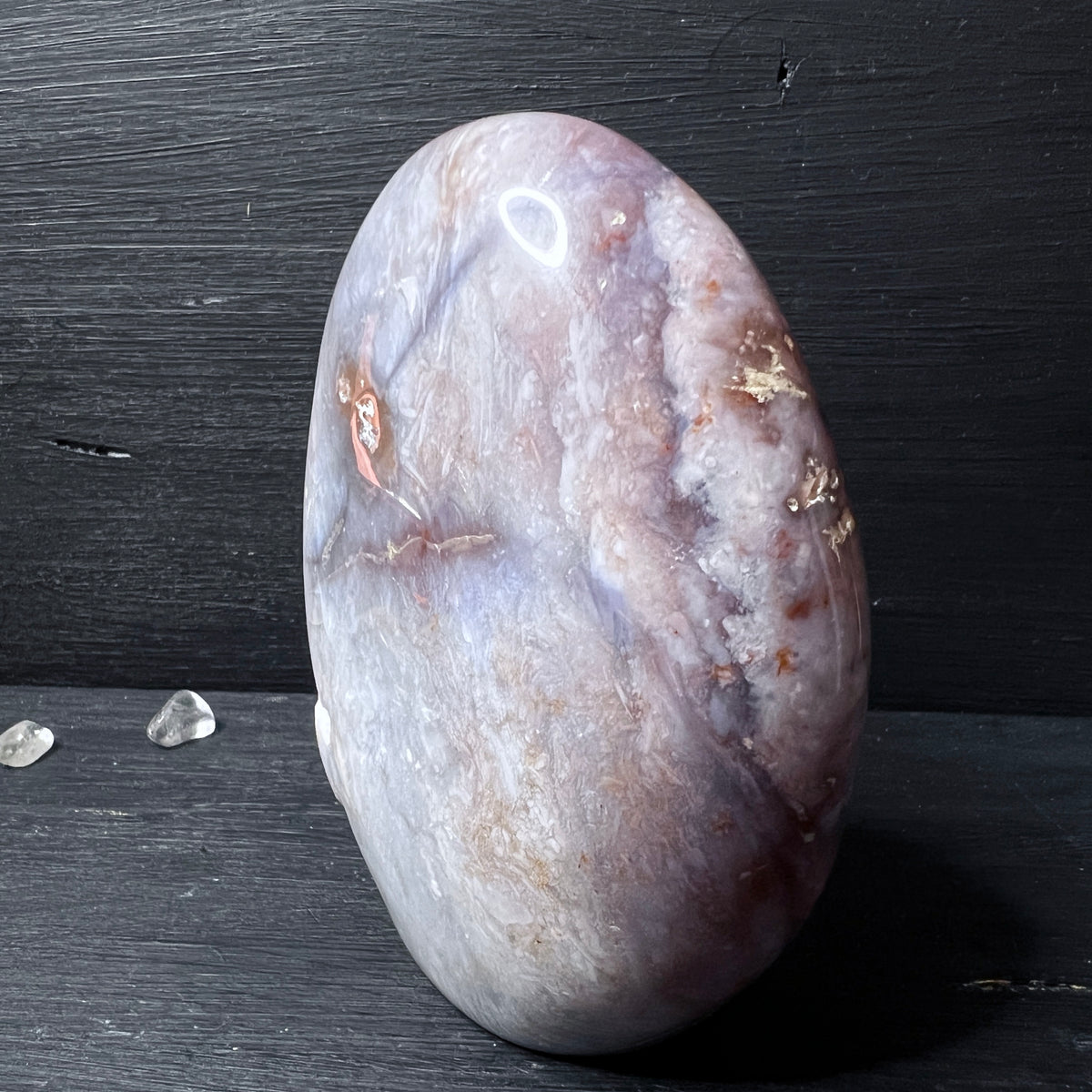 Ovaler Chalcedon Sammlerstein im Sonnenlicht mit weicher Textur | Happy Minerals