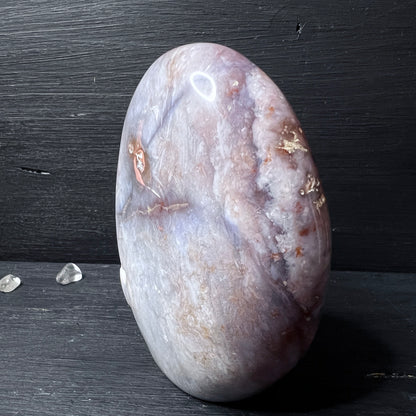Ovaler Chalcedon Sammlerstein im Sonnenlicht mit weicher Textur | Happy Minerals
