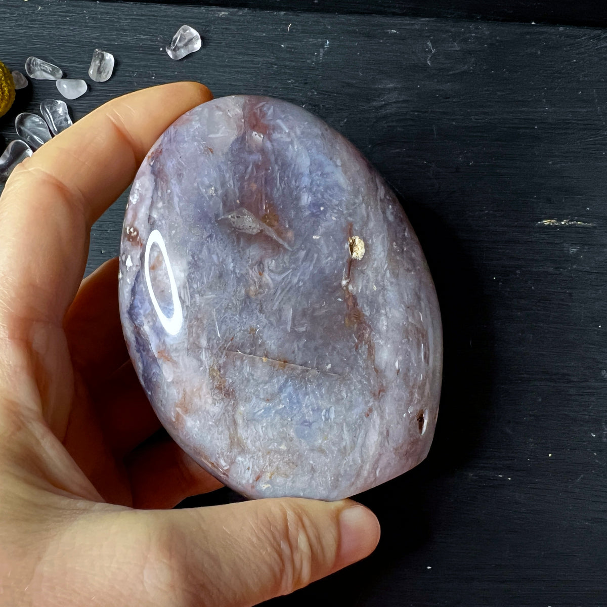 Lila Chalcedon Freeform mit Druzy auf schwarzem Hintergrund | Happy Minerals