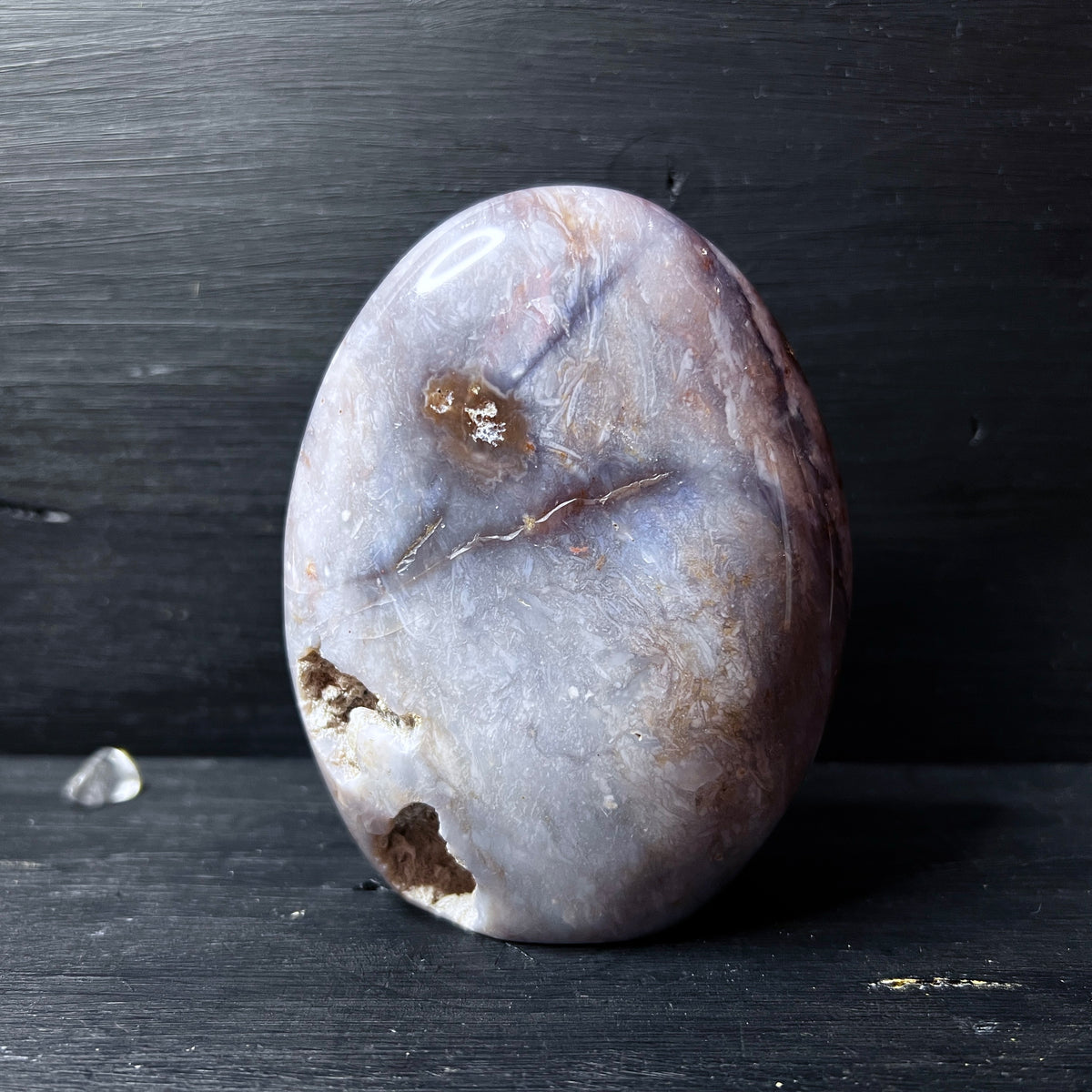 Glatt polierter Chalcedon Stein aus Madagaskar mit natürlichen Höhlen | Happy Minerals