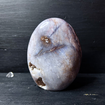 Glatt polierter Chalcedon Stein aus Madagaskar mit natürlichen Höhlen | Happy Minerals
