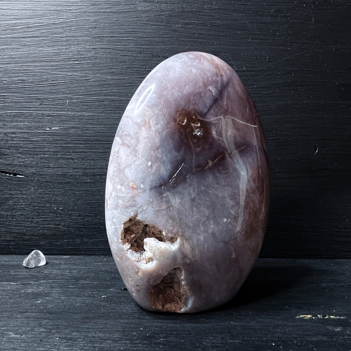 Lila Chalcedon Dekostein auf Holz – Boho Spirit Vibes für dein Zuhause | Happy Minerals