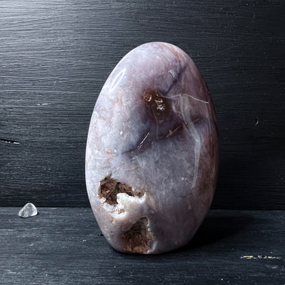 Lila Chalcedon Dekostein auf Holz – Boho Spirit Vibes für dein Zuhause | Happy Minerals