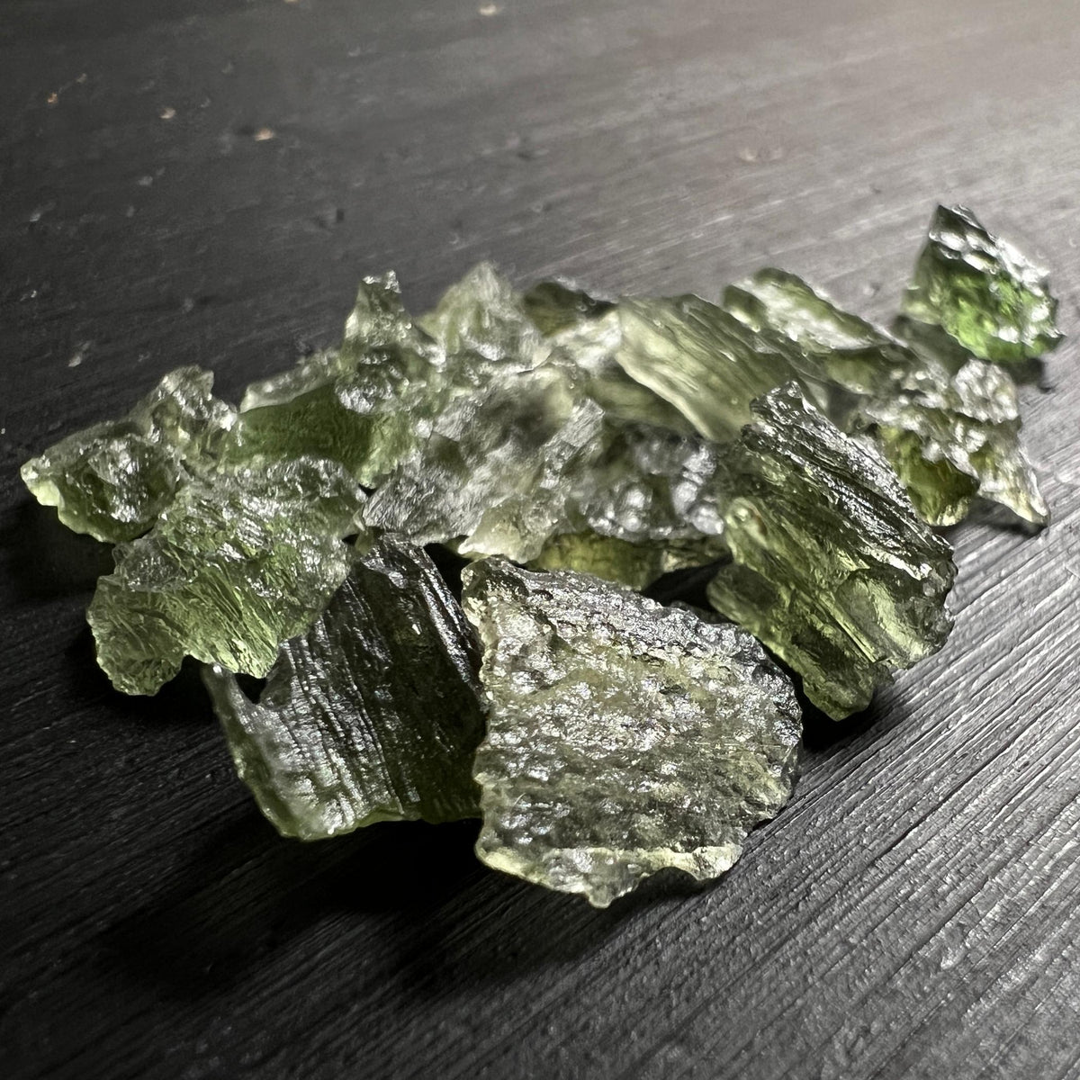 Nahaufnahme Mini Moldavite Besednice – glasige Textur und Grüntöne | Happy Minerals
