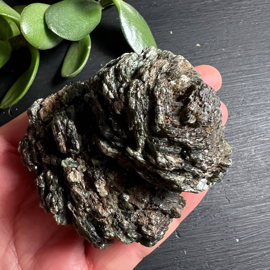 Grüner Muscovit Handstück Rosettenform | geschichtete Kristallblätter dunkelgrün | Happy Minerals
