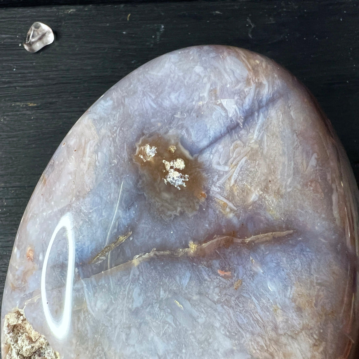 Ovaler Chalcedon Sammlerstein im Detail | Happy Minerals