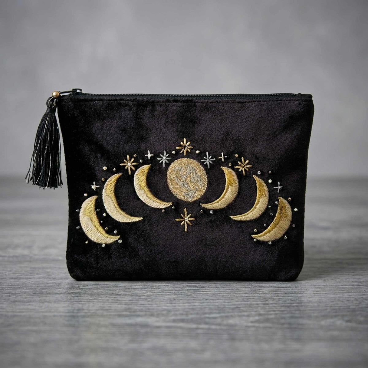 Schwarze Samt-Kosmetiktasche | goldene Mond-Phasen Stickerei | Sterne | Quasten | Happy Minerals Accessoire