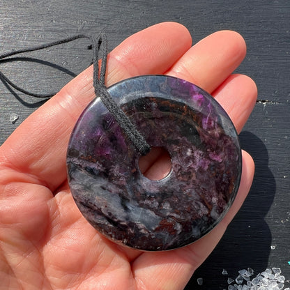 Sugilit Donut XL – ca. 54mm | Wesselsmine, Südafrika.  Mit Band. | Happy Minerals