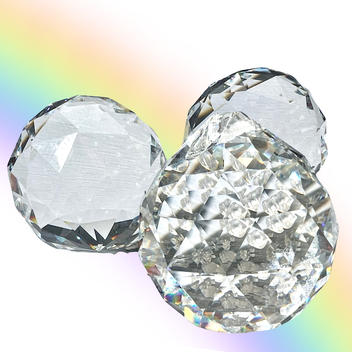 Suncatcher Kristall ca.4 cm. Bringt eine bezaubernde Atmosphäre in jeden Raum. Der Bleigehalt liegt bei 6%, es wird auch K9 Glas genannt. | Happy Minerals