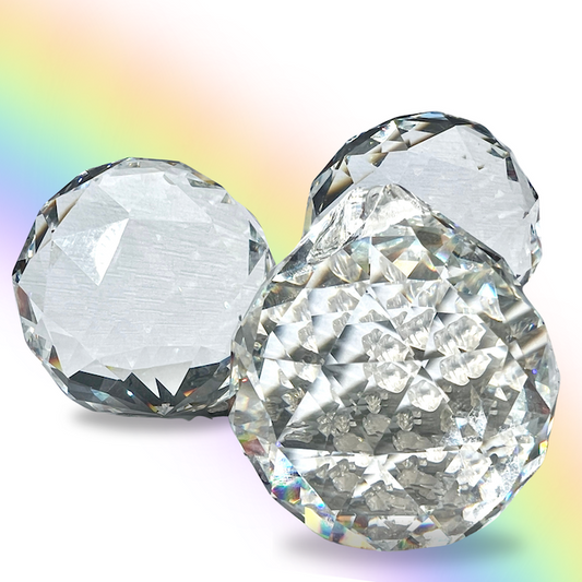 Suncatcher Kristall ist ca.4 cm groß und bringt eine bezaubernde Atmosphäre in jeden Raum. Der Bleigehalt liegt bei 6%, es wird auch K9 Glas genannt. | Happy Minerals