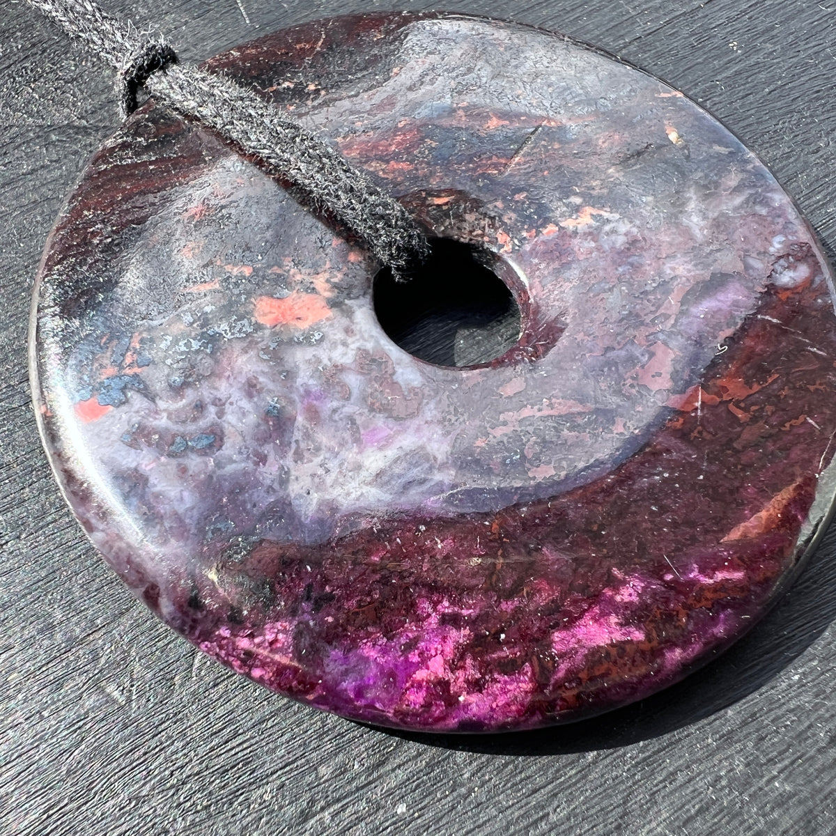 XL Sugilith Donut 56mm Nahaufnahme  | Happy Minerals