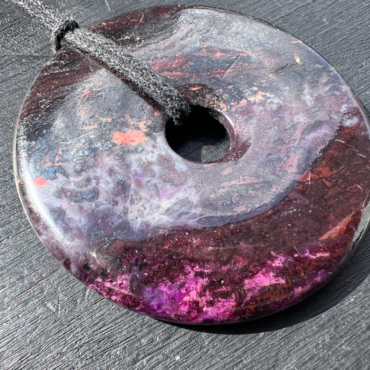 XL Sugilith Donut 56mm Nahaufnahme  | Happy Minerals