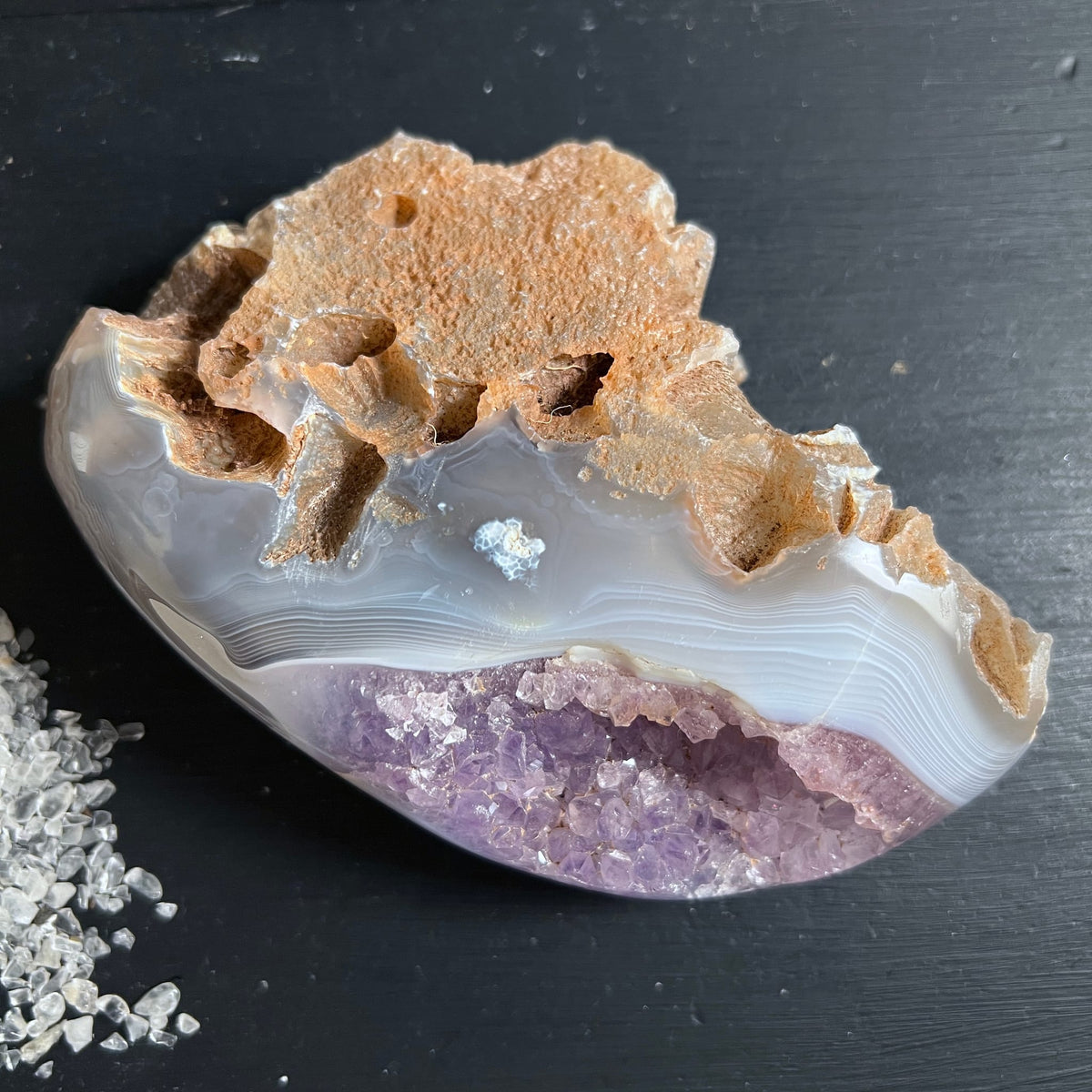 Achat-Amethyst Rohstein | sandige Kruste | violette Kristalle | geschliffene Kante | Happy Minerals