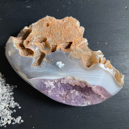 Achat-Amethyst Rohstein | sandige Kruste | violette Kristalle | geschliffene Kante | Happy Minerals