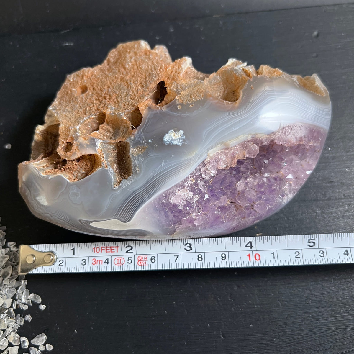 Achat-Amethyst mit Maßband | Größenvergleich | violette Druse | zartes Bänderachat | Happy Minerals