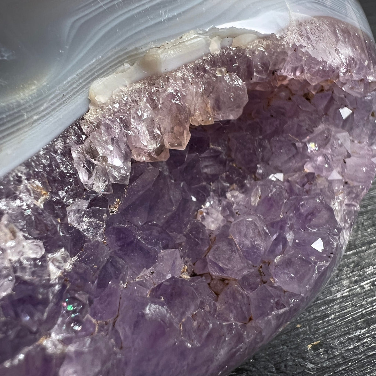 Achat-Amethyst Detailaufnahme | funkelnde violette Kristalldruse | klare Spitzen | Madagaskar | Happy Minerals