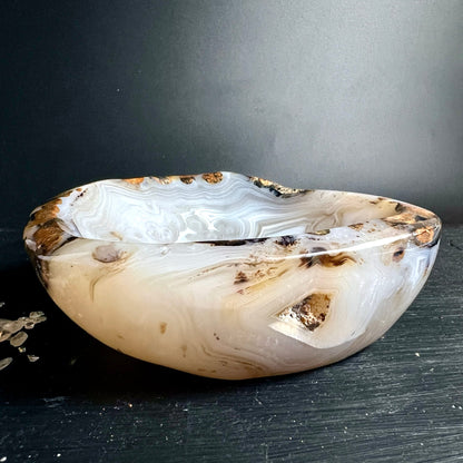 Achat Schale Madagaskar | Seitenansicht Tiefe | Rostbraune Druzy Ränder | Happy Minerals