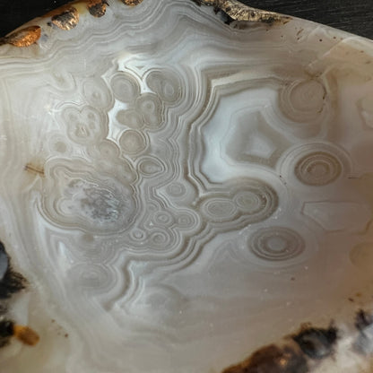Achat Schale Madagaskar | Detailaufnahme Ringmuster | Feine Bänderung | Happy Minerals