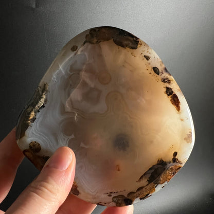 Achat Schale Madagaskar | In Hand gehalten Variante A | Größenvergleich Naturstein | Happy Minerals