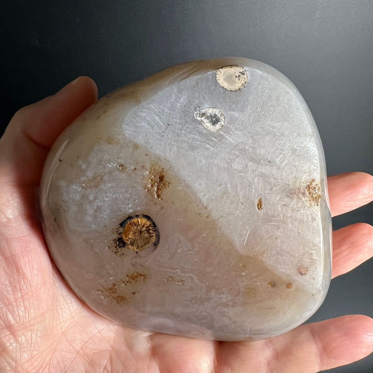 Achat Schale Madagaskar | Rückseite in Hand Variante B | Rostige Druzy Punkte | Happy Minerals