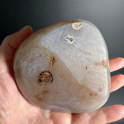 Achat Schale Madagaskar | Rückseite in Hand Variante B | Rostige Druzy Punkte | Happy Minerals